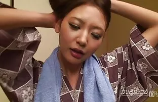 Seorang pria muda dengan topeng menelan blowjob di bokep barat dan negro depan salah satu foto Anda.
