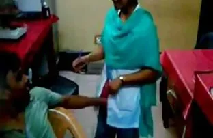 Kaum muda bokep negro vs bule cantik mencoba untuk bereksperimen dengan pompa.